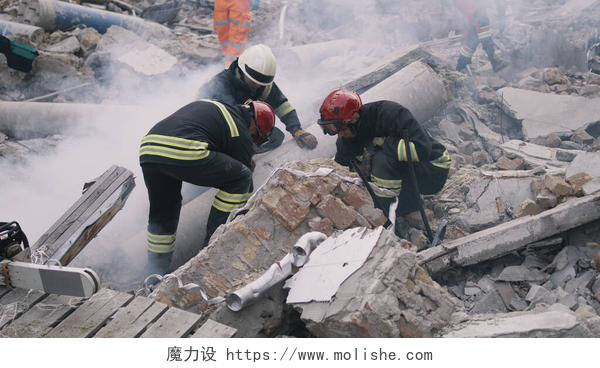地震之后搜索幸存者的消防员紧急救援人员一起清理瓦砾